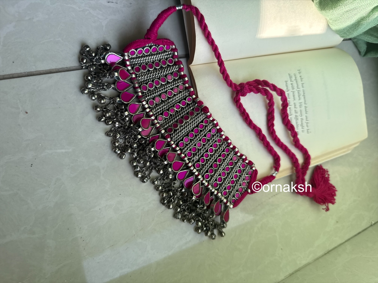 HUMA VINTAGE GLASS NECKLACE